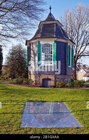 Maison historique de jardin rococo au printemps, Allemagne, Rhénanie-du-Nord-Westphalie, Bergisches Land, Radevormwald Banque D'Images