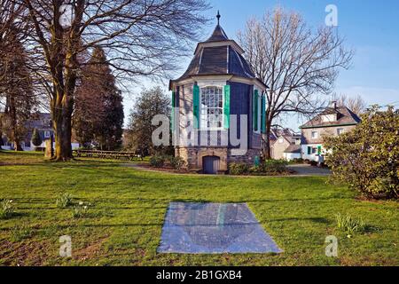 Maison historique de jardin rococo au printemps, Allemagne, Rhénanie-du-Nord-Westphalie, Bergisches Land, Radevormwald Banque D'Images