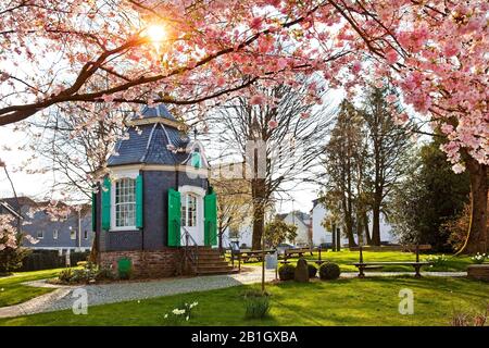 Maison historique de jardin rococo au printemps, Allemagne, Rhénanie-du-Nord-Westphalie, Bergisches Land, Radevormwald Banque D'Images