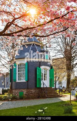 Maison historique de jardin rococo au printemps, Allemagne, Rhénanie-du-Nord-Westphalie, Bergisches Land, Radevormwald Banque D'Images