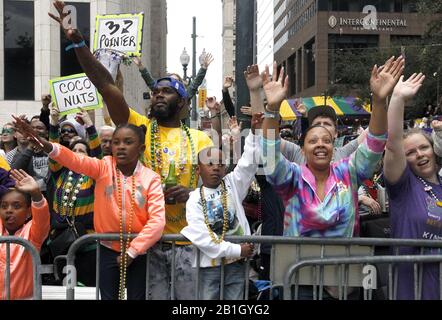 La Nouvelle-Orléans, États-Unis. 25 février 2020. Les révéeurs de Mardi gras atteignent les perles lors du défilé de Zulu à la Nouvelle-Orléans le mardi 25 février 2020. Photo par AJ Sisco/UPI crédit: UPI/Alay Live News Banque D'Images