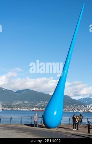 Vancouver (Colombie-Britannique) Canada - décembre 2019 - The Drop, une sculpture en acier ressemblant à une raindrop d'Inges Idee. La sculpture est un hommage à Banque D'Images