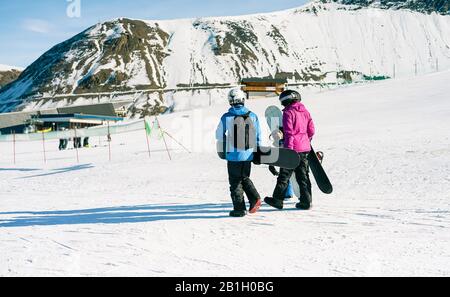 Station de sports de ski et de snowboard pour les vacances d'hiver - vacances, location d'équipement de neige, concept de ski et paysage de montagne - Focus sur les gens Banque D'Images