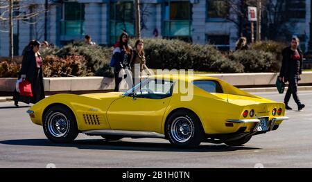 Bucarest, Roumanie - 25 février 2020: Une voiture jaune Chevrolet Corvette Stingray de 1972, qui participe fréquemment aux spectacles automobiles roumains, est vu i Banque D'Images