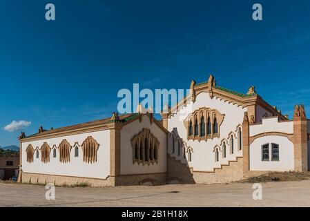 Bâtiment de la cathédrale des vins à El Pinell de Brai, Tarragona, Catalogne, Espagne. Espace de copie pour le texte Banque D'Images