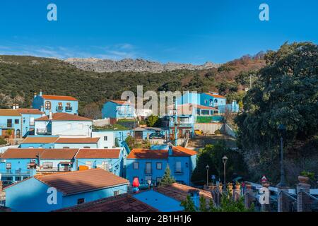 Juzcar, Espagne - 8 janvier 2020: Bâtiments sur un fond de montagnes dans la ville bleue de Juzcar, province de Malaga Banque D'Images