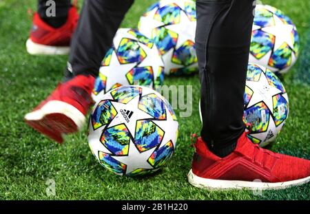 Prague, TCHÉQUIE - 23 OCTOBRE 2019: Les Ballboys ont frappé les balles officielles de match de la Ligue des Champions de l'UEFA pendant le match de la Ligue des Champions de l'UEFA entre Barcelone et Slavia Praha à l'Eden Arena de Prague Banque D'Images