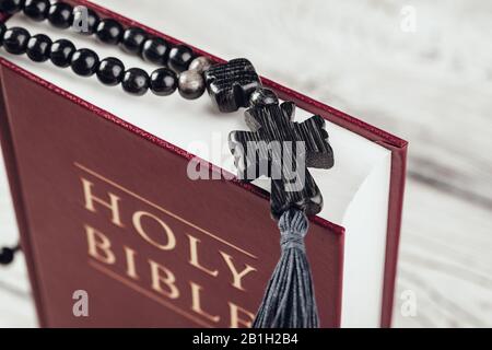Bible et un crucifix sur une vieille table en bois. Concept de religion. Banque D'Images