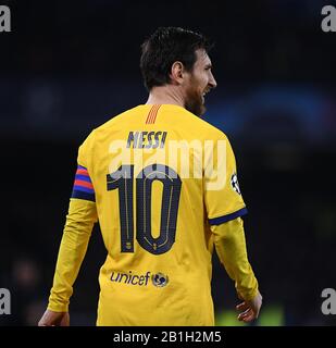 Naples, Italie. 25 février 2020. Lionel Messi du FC Barcelona réagit au cours du match de 16 premières jambes de la Ligue des Champions de l'UEFA entre Naples et Barcelone, à Naples, en Italie, le 25 février 2020. Crédit: Alberto Lingria/Xinhua/Alay Live News Banque D'Images