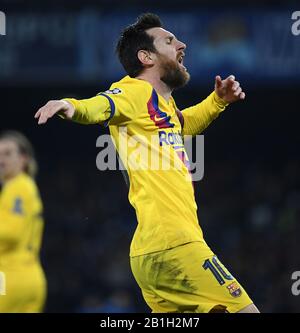 Naples, Italie. 25 février 2020. Lionel Messi du FC Barcelona réagit au cours du match de 16 premières jambes de la Ligue des Champions de l'UEFA entre Naples et Barcelone, à Naples, en Italie, le 25 février 2020. Crédit: Alberto Lingria/Xinhua/Alay Live News Banque D'Images