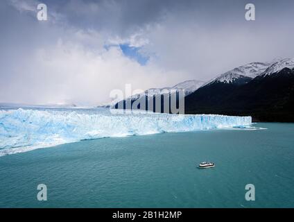 Parc national LOS GLACIARES, ARGENTINE - VERS FÉVRIER 2019: Bateau avec les touristes naviguant sur les eaux du lac Argentino sur le glacier Perito Moreno, A. Banque D'Images