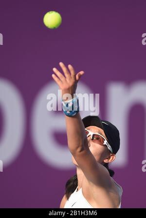 Doha, Qatar. 25 février 2020. Zheng Saisai, de Chine, sert pendant le deuxième match de ronde des femmes contre Vera Zvonareva de Russie à l'ouverture WTA Qatar 2020 à Doha, Qatar, 25 février 2020. Crédit: Nikku/Xinhua/Alay Live News Banque D'Images