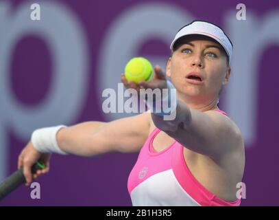 Doha, Qatar. 25 février 2020. Vera Zvonareva, de Russie, sert pendant le deuxième match de match des femmes célibataires contre Zheng Saisai, de Chine, à l'ouverture WTA Qatar 2020 à Doha, au Qatar, le 25 février 2020. Crédit: Nikku/Xinhua/Alay Live News Banque D'Images