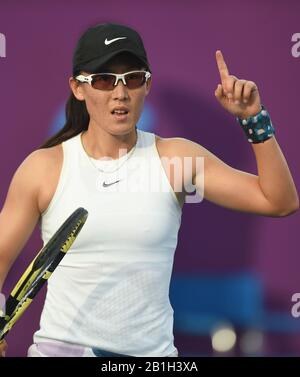 Doha, Qatar. 25 février 2020. Zheng Saisai, de Chine, fait des gestes lors du deuxième tour de la femme contre Vera Zvonareva de Russie lors de l'ouverture WTA Qatar 2020 à Doha, Qatar, 25 février 2020. Crédit: Nikku/Xinhua/Alay Live News Banque D'Images