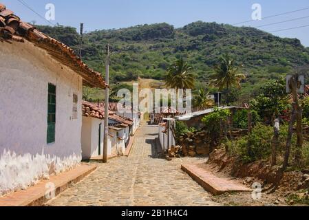 Toits en tuiles rouges et rues pavées, Guane, Santander, Colombie Banque D'Images