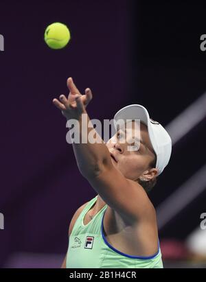 Doha, Qatar. 25 février 2020. Ashleigh Barty, d'Australie, sert pendant le deuxième match des femmes célibataires contre Laura Siegemund, d'Allemagne, à l'ouverture WTA Qatar 2020 à Doha, au Qatar, le 25 février 2020. Crédit: Nikku/Xinhua/Alay Live News Banque D'Images