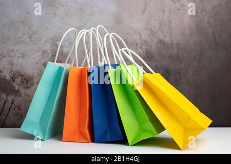 Sacs de shopping ou de cadeaux colorés Banque D'Images