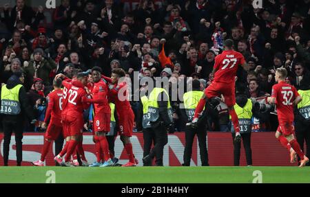 Londres, Royaume-Uni. 25 février 2020. Les joueurs du Bayern Munich célèbrent au cours de la ronde de 16 matchs de la Ligue des Champions de l'UEFA entre Chelsea et Bayern Munich au Stamford Bridge Stadium à Londres, en Grande-Bretagne, le 25 février 2020. Crédit: Matthew Impey/Xinhua/Alay Live News Banque D'Images