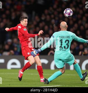 Londres, Royaume-Uni. 25 février 2020. Le tir de Robert Lewandowski du Bayern Munich est sauvé par le gardien de but de Chelsea Willy Caballero lors du match de 16 premières jambes de la Ligue des Champions de l'UEFA entre Chelsea et Bayern Munich au Stamford Bridge Stadium de Londres, en Grande-Bretagne, le 25 février 2020. Crédit: Matthew Impey/Xinhua/Alay Live News Banque D'Images