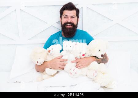 Jouets pour adultes. Détendez-vous dans la chambre. De retour dans l'enfance. Joyeux anniversaire. Homme avec barbe heureux visage tenir des jouets cadeaux. Boutique de jouets. Baccalauréat. Habitudes Puériles. Ours en peluche. Achats en ligne. Banque D'Images