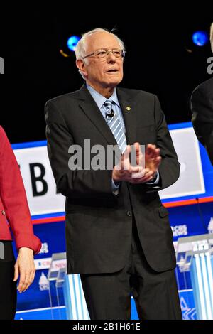 Charleston, États-Unis. 25 février 2020. Le candidat démocrate, le sénateur Bernie Sanders, a commencé Le Débat démocratique CBS News au Gaillard Centre le mardi 25 février 2020, à Charleston, en Caroline du Sud. Photo de Richard Ellis/UPI crédit: UPI/Alay Live News Banque D'Images