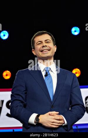 Charleston, États-Unis. 25 février 2020. Le candidat démocrate Pete Buttigieg en scène au début du Débat démocratique CBS News au Gaillard Centre le mardi 25 février 2020, à Charleston, en Caroline du Sud. Photo de Richard Ellis/UPI crédit: UPI/Alay Live News Banque D'Images