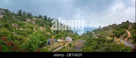 Panorama du camping Trung Luong, ville de qui Nhon, province de Binh Dinh, Vietnam - 9 février 2020: Le camping donnant sur la plage de Trung Luong à Phu Ca Banque D'Images