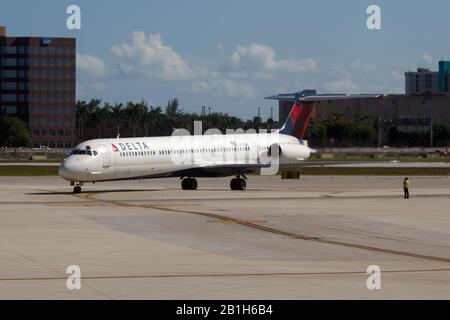 A Delta Airlines McDonnell Douglas MD-88 sur le tablier de l'aéroport international de Miami. Banque D'Images