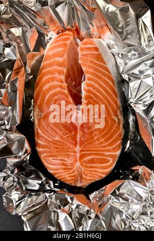 Placer horizontalement le steak de saumon sur du papier aluminium avec de la glace. Banque D'Images