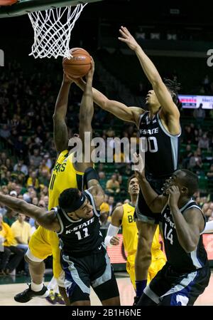 Waco, Texas, États-Unis. 25 février 2020. Baylor Bears Guard Mark Vital (11) et Kansas State Wildcats Guard Mike McGuirl (0) combattent pour un rebond au cours de la 1ère moitié du match de basket-ball NCAA pour Homme entre Kansas State Wildcats et Baylor Bears au Ferrell Center de Waco, Texas. Matthew Lynch/Csm/Alay Live News Banque D'Images