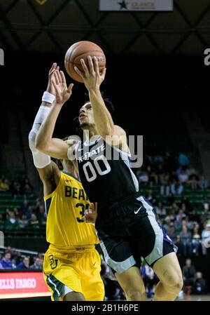 Waco, Texas, États-Unis. 25 février 2020. Kansas State Wildcats Guard Mike McGuirl (0) tire la balle contre Baylor Bears Guard MaCio Teague (31) pendant la 1ère moitié du match de basket-ball NCAA pour Homme entre Kansas State Wildcats et Baylor Bears au Ferrell Center de Waco, Texas. Matthew Lynch/Csm/Alay Live News Banque D'Images