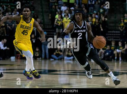 Waco, Texas, États-Unis. 25 février 2020. Kansas State Wildcats Guard Cartier Diarra (2) dribbles la balle contre Baylor Bears Guard Davion Mitchell (45) pendant la 1ère moitié du match de basket-ball NCAA pour Homme entre Kansas State Wildcats et Baylor Bears au Ferrell Center de Waco, Texas. Matthew Lynch/Csm/Alay Live News Banque D'Images