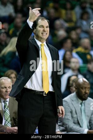 Waco, Texas, États-Unis. 25 février 2020. L'entraîneur-chef de Baylor Bears SCOTT DREW réagit à un appel sur le terrain pendant la 1ère moitié du match de basket-ball NCAA pour Homme entre Kansas State Wildcats et Baylor Bears au Ferrell Center de Waco, Texas. Matthew Lynch/Csm/Alay Live News Banque D'Images