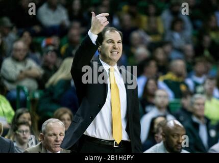 Waco, Texas, États-Unis. 25 février 2020. L'entraîneur-chef de Baylor Bears SCOTT DREW réagit à un appel sur le terrain pendant la 1ère moitié du match de basket-ball NCAA pour Homme entre Kansas State Wildcats et Baylor Bears au Ferrell Center de Waco, Texas. Matthew Lynch/Csm/Alay Live News Banque D'Images