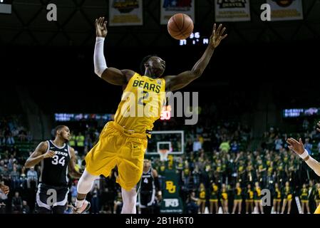 Waco, Texas, États-Unis. 25 février 2020. Baylor Bears Guard Devonte Bandoo (2) monte pour un rebond pendant la 1ère moitié du match de basket-ball NCAA pour Homme entre Kansas State Wildcats et Baylor Bears au Ferrell Center de Waco, Texas. Matthew Lynch/Csm/Alay Live News Banque D'Images