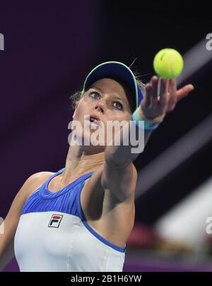 Doha, Qatar. 25 février 2020. Laura Siegemund, de l'Allemagne, sert pendant le deuxième match des femmes célibataires contre Ashleigh Barty, de l'Australie, à l'ouverture WTA Qatar 2020 à Doha, au Qatar, le 25 février 2020. Crédit: Nikku/Xinhua/Alay Live News Banque D'Images