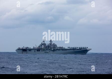 MER des Philippines (janv 29, 2020) le navire d'assaut amphibie USS America (LHA 6) transite l'océan ouvert. L'Amérique, phare du America Expeditionary Strike Group, 31ème équipe du MEU, opère dans la 7ème zone d'opérations de la flotte américaine pour améliorer l'interopérabilité avec les alliés et les partenaires et servir de force de réponse prête pour défendre la paix et la stabilité dans la région de l'Indo-Pacifique. (Photo officielle du corps marin des États-Unis par le Cpl lance. Joshua Sechser) Banque D'Images