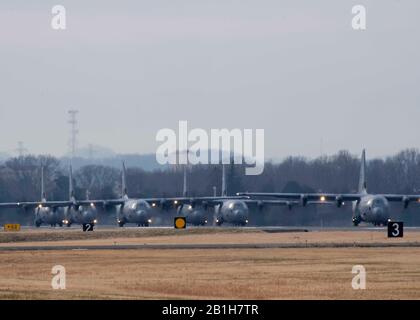 Six Super Hercules C-130 J affectés au 36ème Escadron de transport aérien et à La 61ème BASE AÉRIENNE De Little Rock, Arkansas, effectuent Une Promenade à l'éléphant à Yokota AB, Japon, dans le cadre d'un exercice de capstone qui se déroule dans la zone de responsabilité du Commandement Indo-Pacifique, le 14 février 2020. L'exercice comprenait divers types de formation, notamment des opérations distribuées, un emploi de combat agile, l'intégration de la Force aérienne de combat et l'exécution d'ordres de type de mission. (ÉTATS-UNIS Photo de la Force aérienne par Airman 1ère classe Brieana E. Bolfing) Banque D'Images