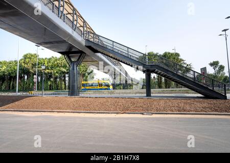 Ecopark Van Giang zone urbaine, province de Hung Yen, Vietnam - 30 janvier 2020: Un nouveau passage piétonnier moderne a été construit dans la ville urbaine d'Ecopark Van Giang Banque D'Images