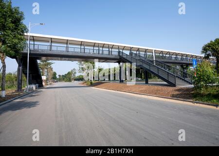 Ecopark Van Giang zone urbaine, province de Hung Yen, Vietnam - 30 janvier 2020: Un nouveau passage piétonnier moderne a été construit dans la ville urbaine d'Ecopark Van Giang Banque D'Images