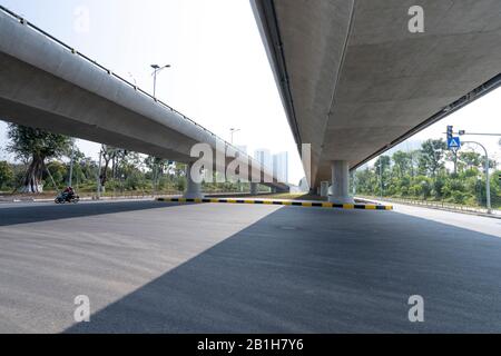 Ecopark Van Giang zone urbaine, province de Hung Yen, Vietnam - 30 janvier 2020: Un nouveau pont moderne en béton a été construit dans la zone urbaine d'Ecopark Van Giang, Hu Banque D'Images