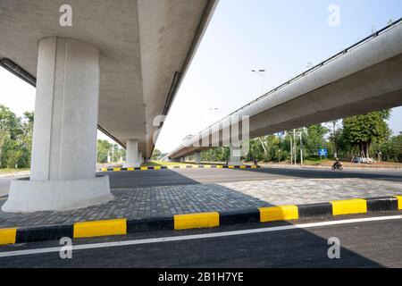 Ecopark Van Giang zone urbaine, province de Hung Yen, Vietnam - 30 janvier 2020: Un nouveau pont moderne en béton a été construit dans la zone urbaine d'Ecopark Van Giang, Hu Banque D'Images