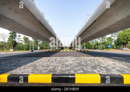 Ecopark Van Giang zone urbaine, province de Hung Yen, Vietnam - 30 janvier 2020: Un nouveau pont moderne en béton a été construit dans la zone urbaine d'Ecopark Van Giang, Hu Banque D'Images