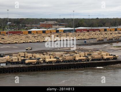 200220-N-OH262-0498 BEAUMONT, TX (20 février 2020) vue des chars de l'armée américaine, de l'artillerie automotrice, des transporteurs blindés de personnel et des véhicules de soutien mis en place pour le chargement sur le grand navire à vitesse moyenne du Commandement du transport maritime militaire USNS Benavidez (T-AKR 306), Et le transporteur de véhicules affrétés du SMC MV Resolve, côté jetée, au port de Beaumont, Texas, le 20 février. La Résolution USNS Benavidez et MV à la charge a été réalisée à l'appui DU DEFENDER-Europe 2020. (ÉTATS-UNIS Photo marine par Bill Mesta/publié) Banque D'Images