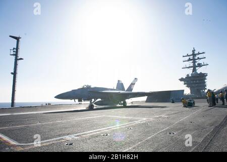 200225-N-QD512-1008 OCÉAN ATLANTIQUE (FÉV 25, 2020) Un Super Hornet F/A-18 E, affecté au « Wildcats » du Strike Fighter Squadron (VFA) 131, part du pont de vol à bord du porte-avions USS Dwight D. Eisenhower (CVN 69). IKE mène des opérations dans l'océan Atlantique dans le cadre du groupe de grève des transporteurs USS Dwight D. Eisenhower. (ÉTATS-UNIS Photo marine par Mass Communication Specialist 2ème classe Kaleb J. Sarten/libéré) Banque D'Images