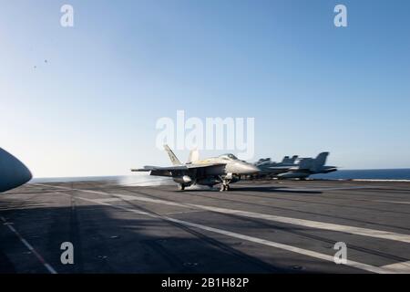 200225-N-QD512-1114 OCÉAN ATLANTIQUE (FÉV 25, 2020) Un Super Hornet F/A-18 E, affecté aux « Gunslingers » du Strike Fighter Squadron (VFA) 105, atterrit sur le pont de vol à bord du porte-avions USS Dwight D. Eisenhower (CVN 69). IKE mène des opérations dans l'océan Atlantique dans le cadre du groupe de grève des transporteurs USS Dwight D. Eisenhower. (ÉTATS-UNIS Photo marine par Mass Communication Specialist 2ème classe Kaleb J. Sarten/libéré) Banque D'Images