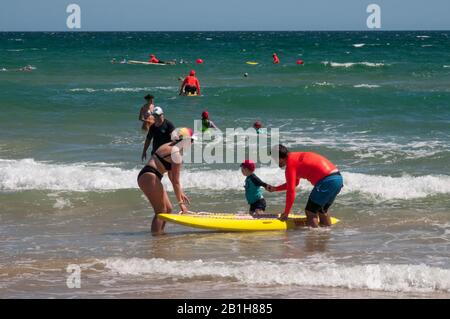 Les bénévoles du South Port Surf Life Saving Club mènent des cours de surf à Port Noarlunga, en Australie méridionale Banque D'Images