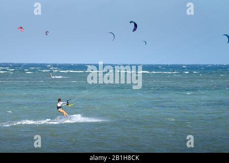 Ninh Chu Beach, province de Ninh Thuan, Vietnam - 9 janvier 2020: Kite surf scène sur la plage de Ninh Chu. Le kite surf est un sport qui est aimé par Banque D'Images