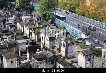 Vue imprenable sur le cimetière de Montmartre avec la rue de Montmartre en arrière-plan.Paris.France Banque D'Images