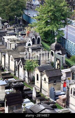 Tombes au cimetière de Montmartre avec visiteur.Paris.France Banque D'Images